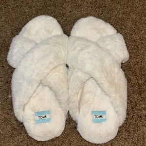 Tom’s White Faux Fur slipper